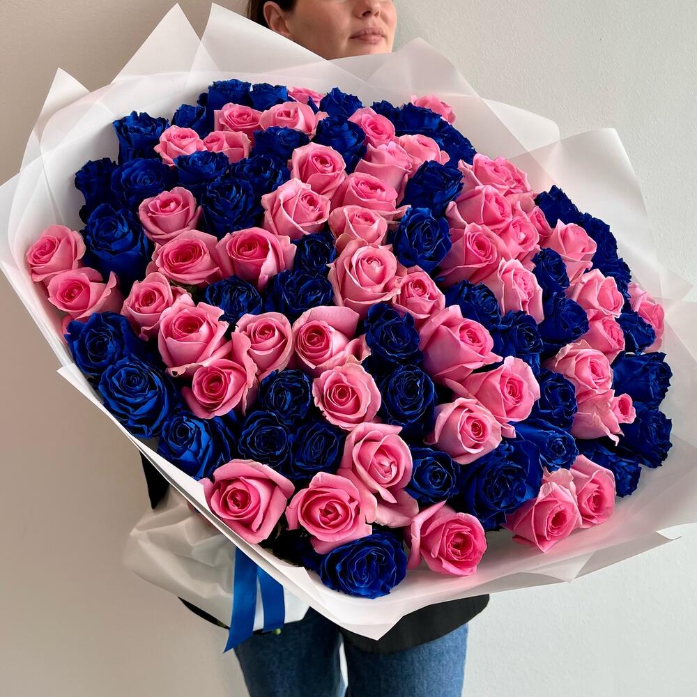 Букет из 101 синей и розовой розы