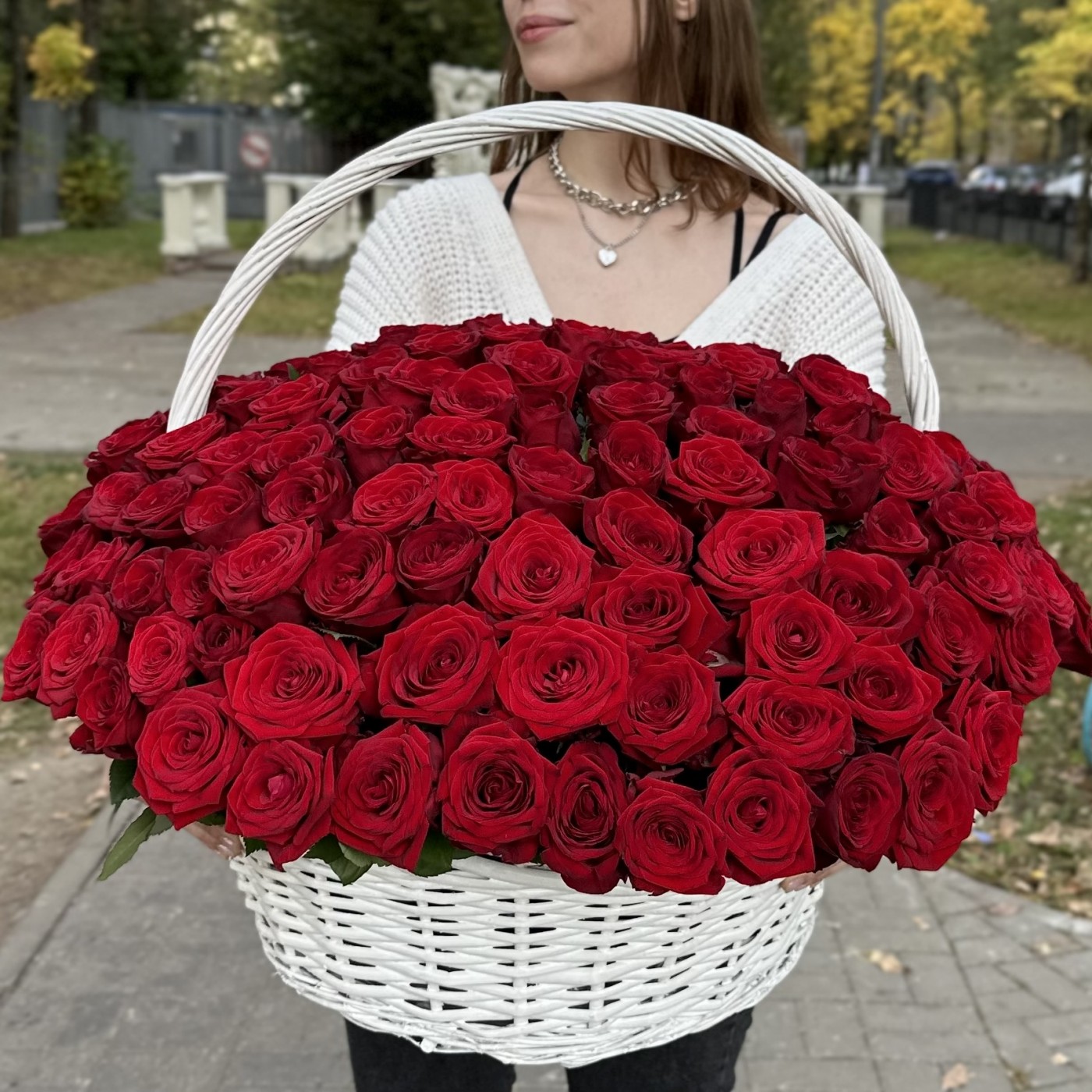 151 красная роза в корзине