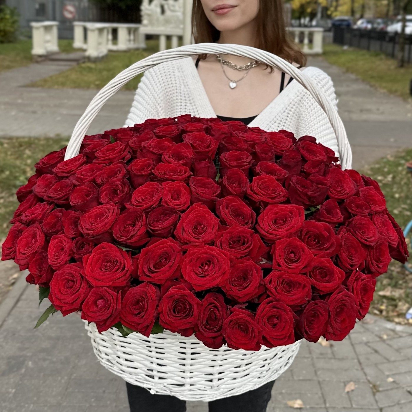 151 красная роза в корзине