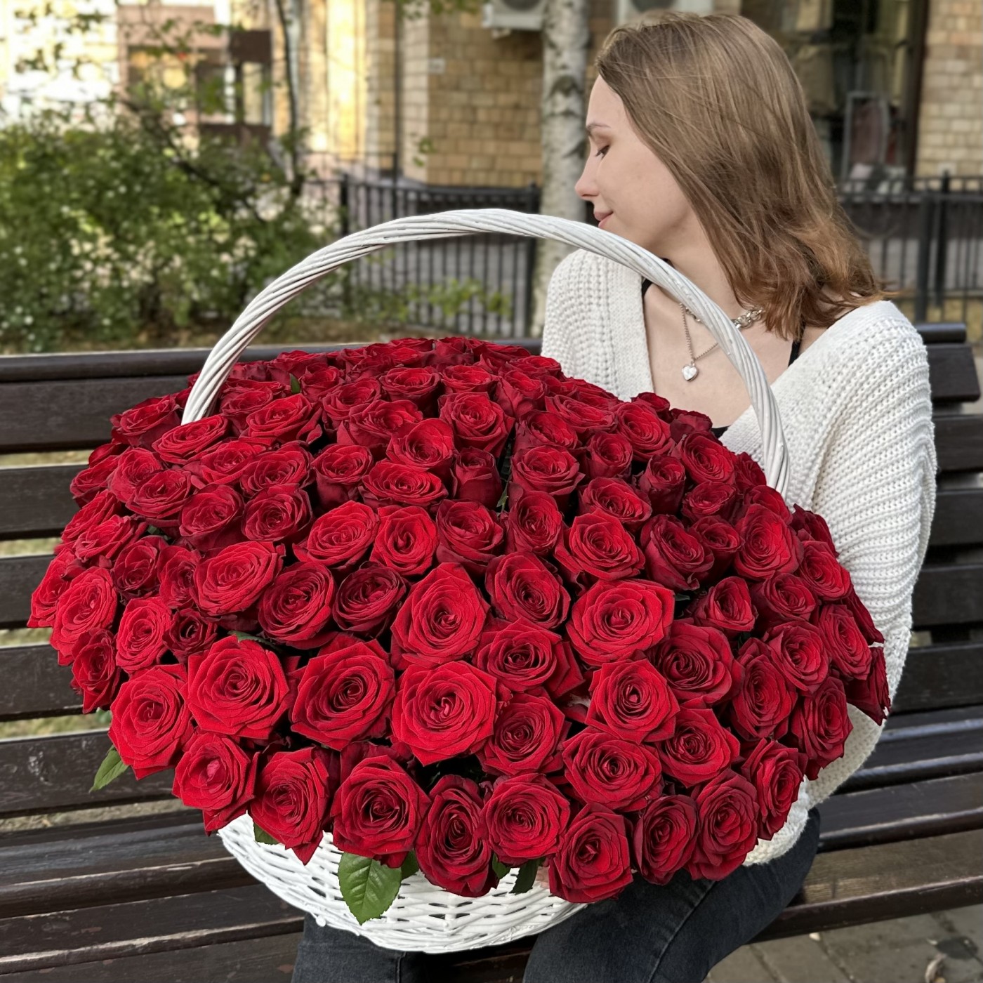 151 красная роза в корзине